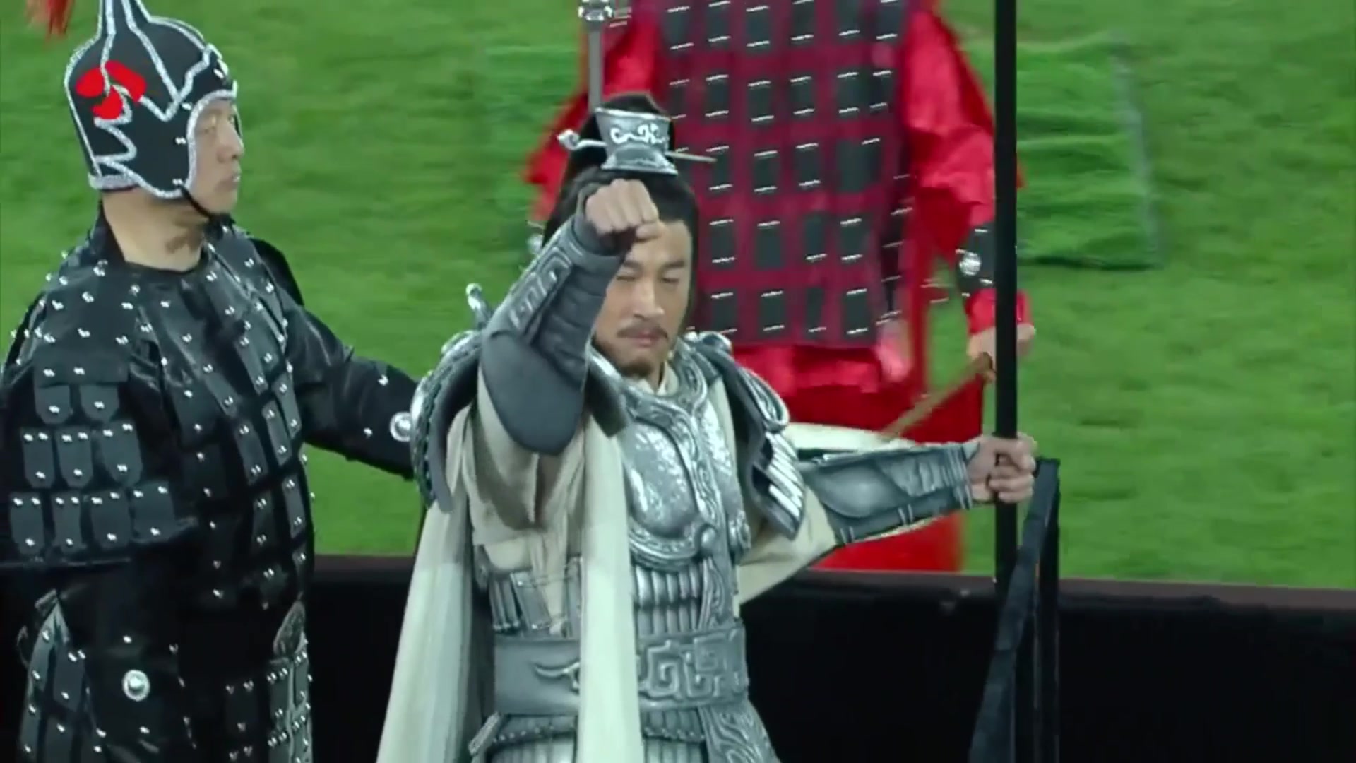 霸王你变了！何润东项羽造型亮相苏超，不骑马改乘车