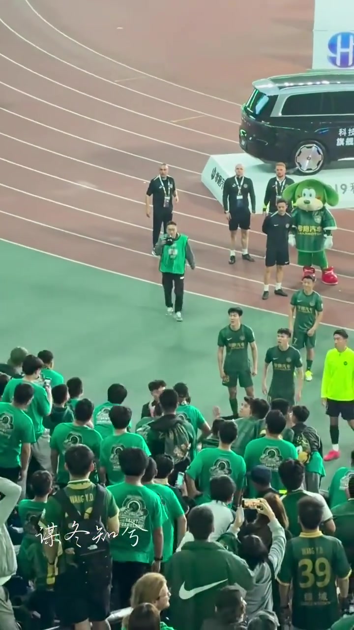 王钰栋赛后与球迷发生争执？现场球迷解释：这是一场多方误会