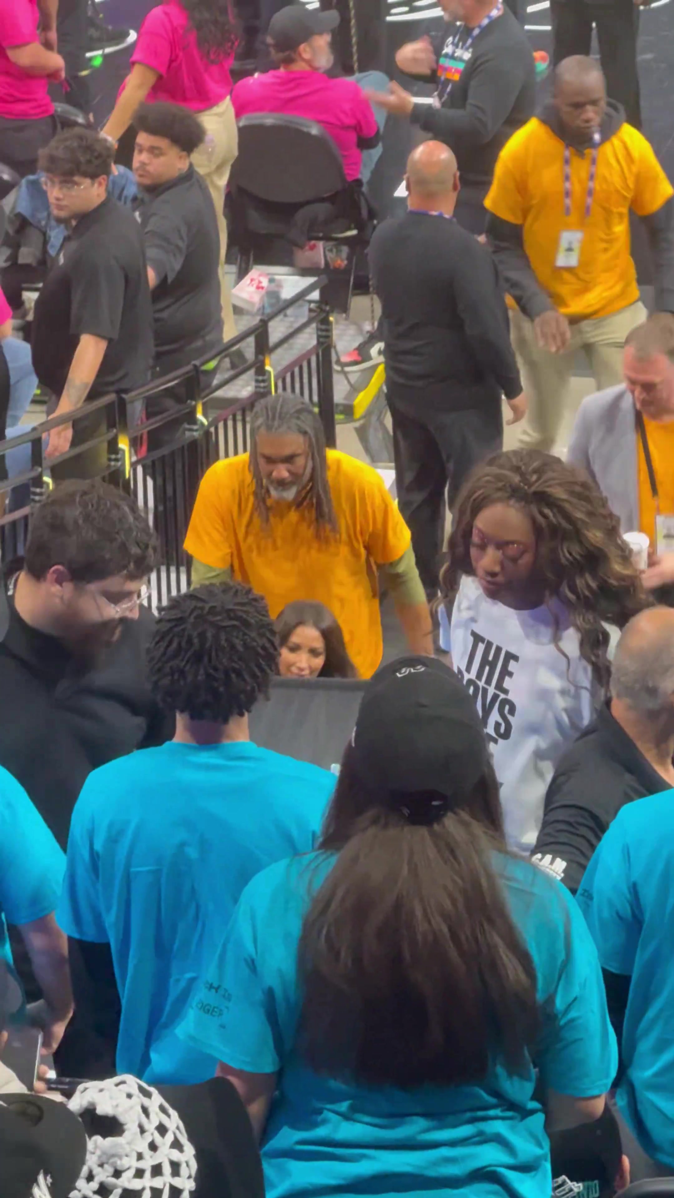 邓肯现场观战马刺季后赛首秀！这造型已经让人完全认不出来了吧！