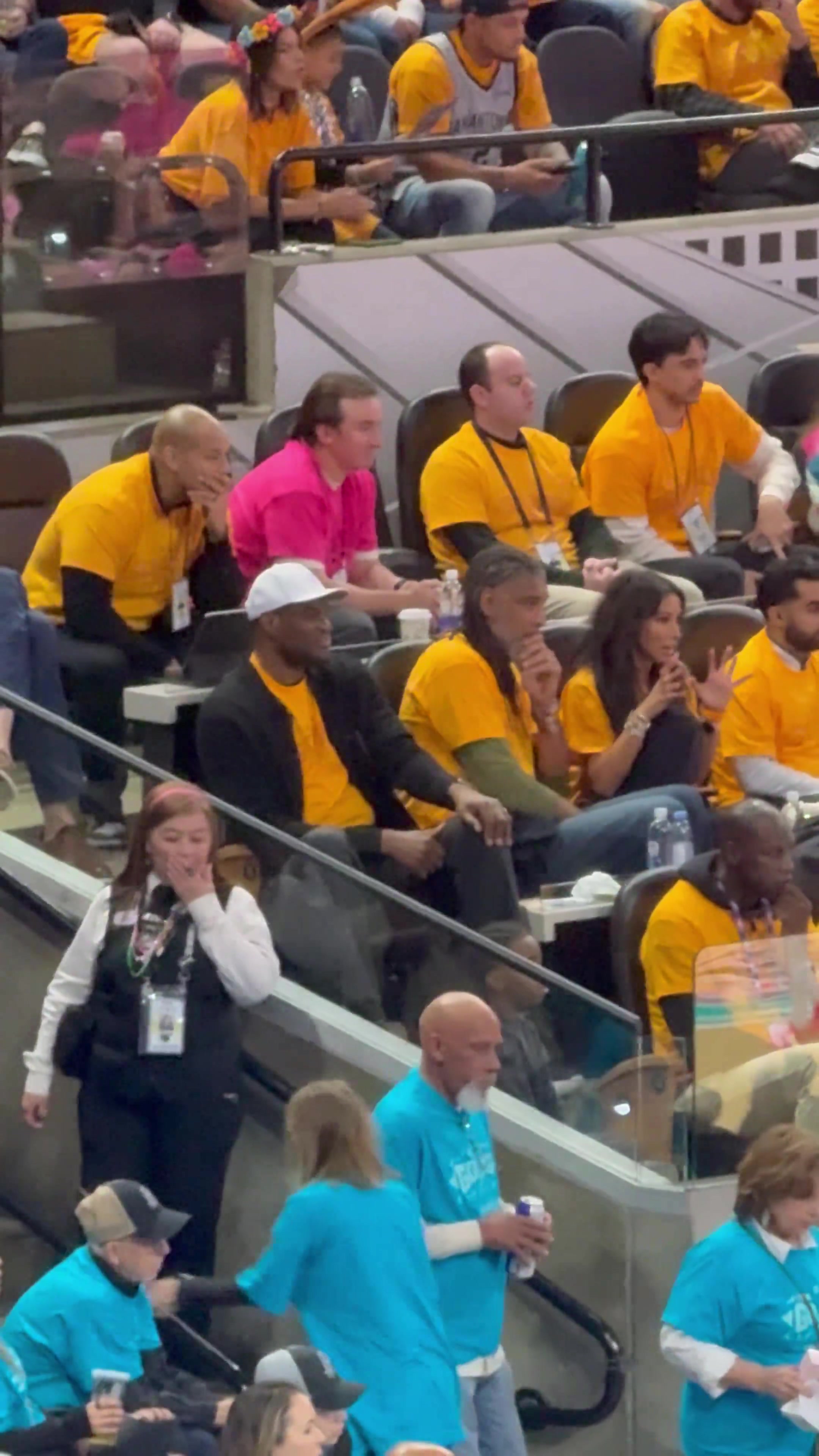 邓肯和海军上将身着主场统一T恤，在场边看得津津有味