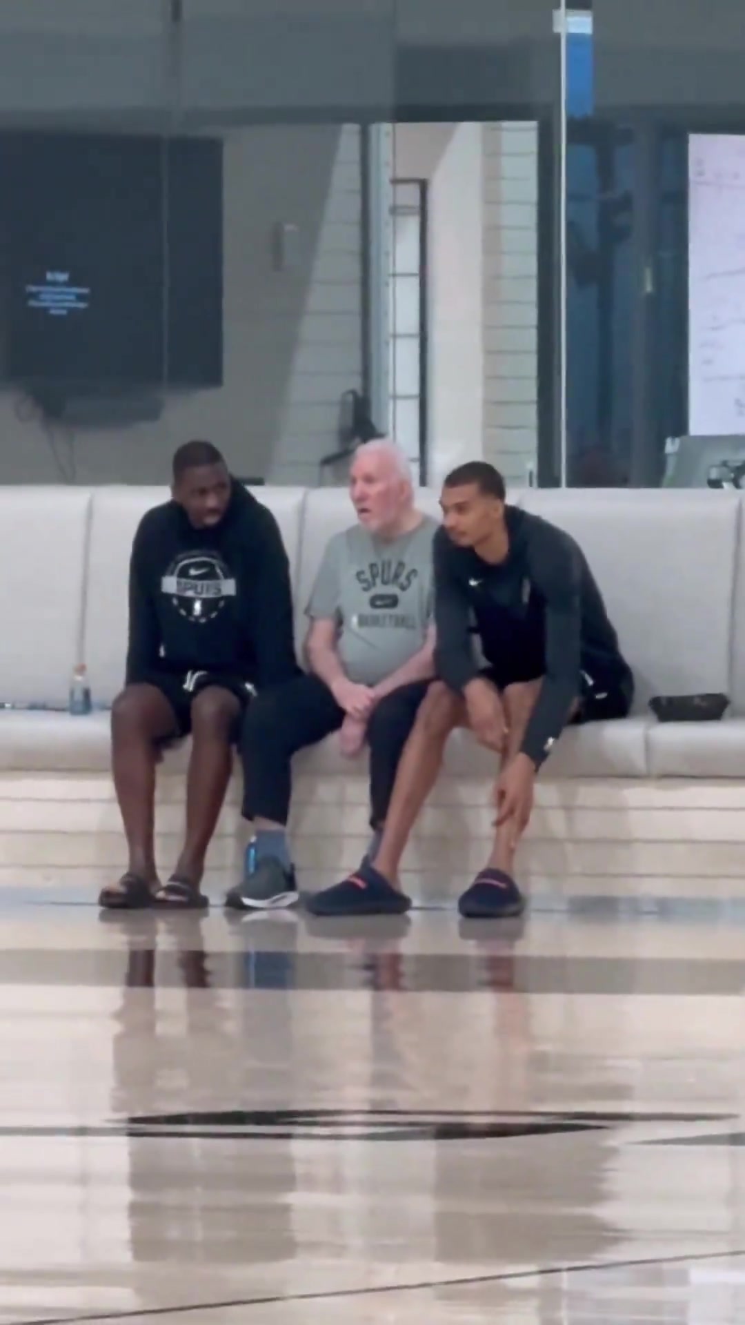 老爷子保重身体！文班亚马今天坐在波波维奇旁边聆听老爷子讲话