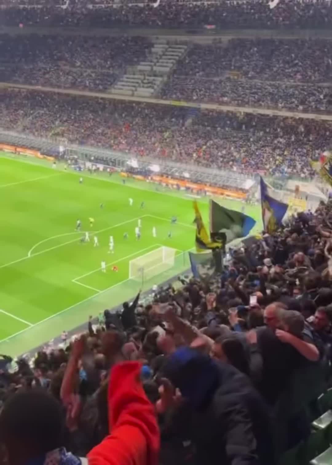 镜头已拿不稳！国米让二追三瞬间，整个梅阿查球场陷入疯狂