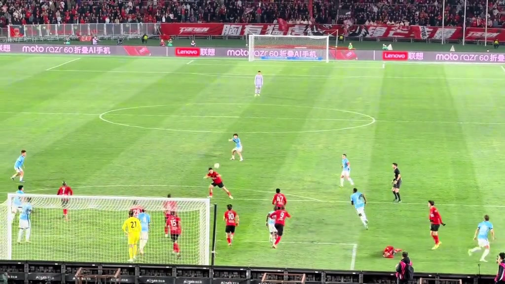 直接高潮了！大连球迷现场实拍斯坦丘天外飞仙