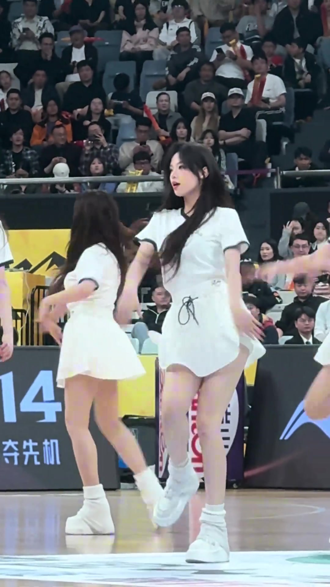 这身装扮养眼不CBA啦啦队美女真的很难不爱~