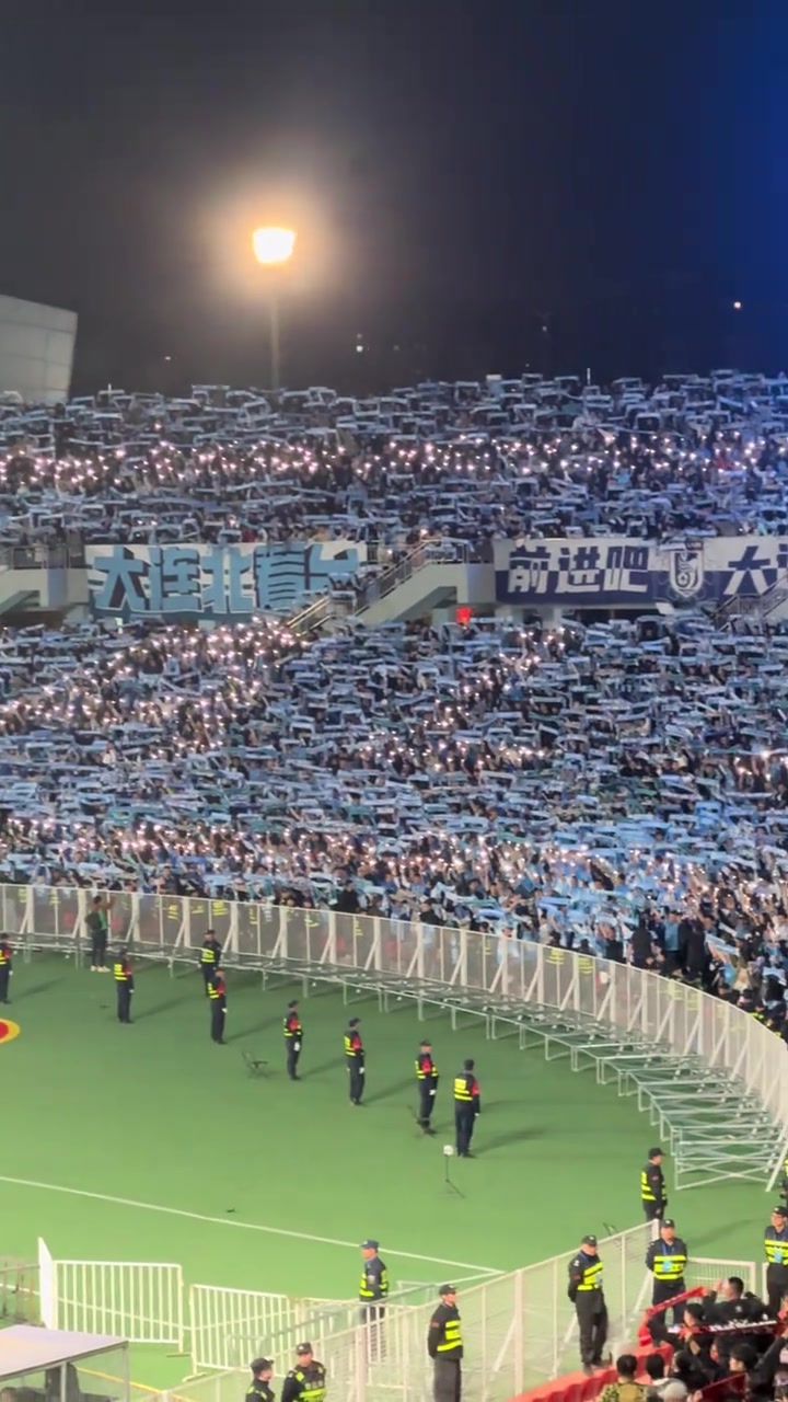 一万多人！大连球迷用围巾和闪关灯在客场打出tifo