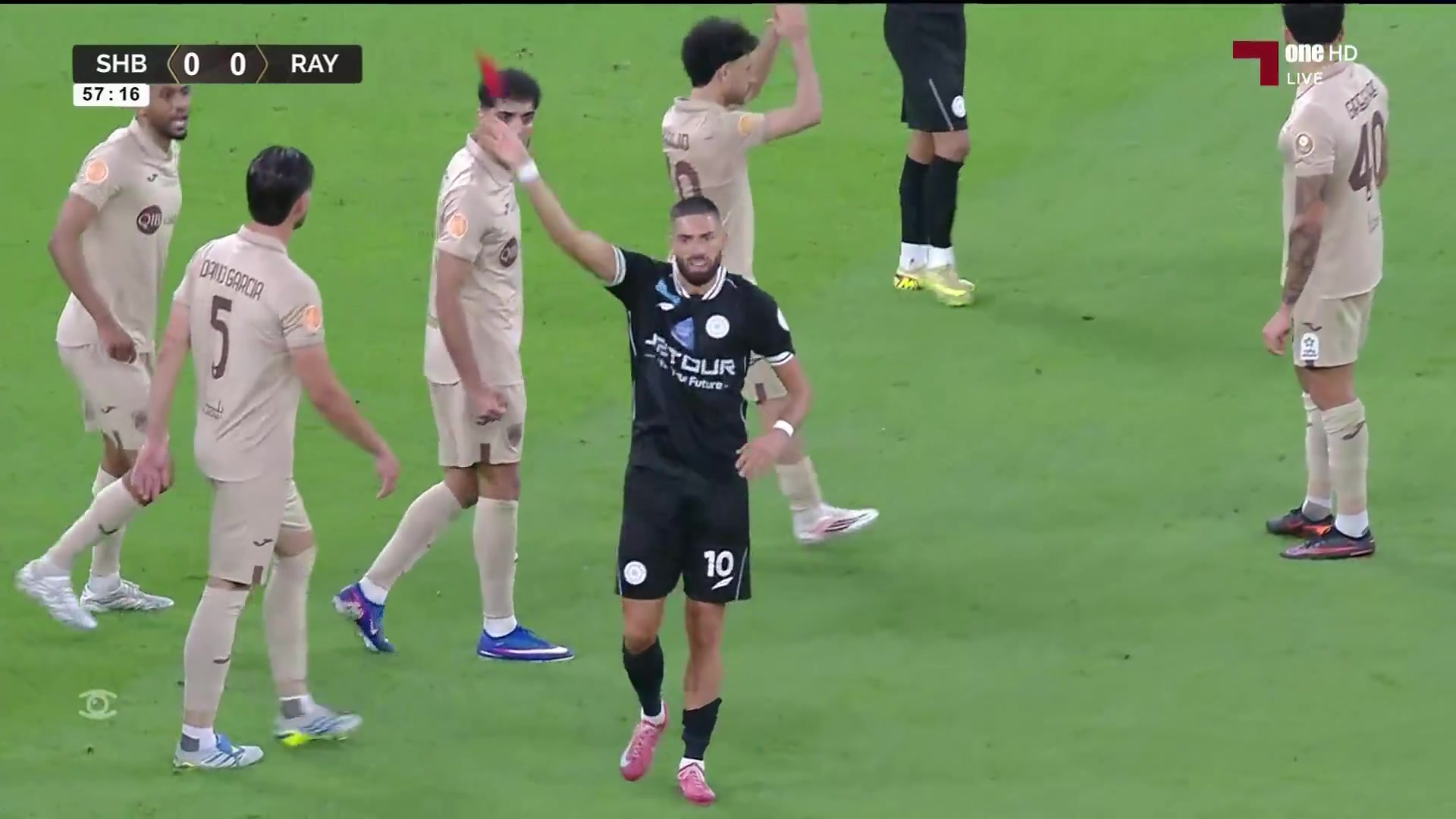 黑哨！卡拉斯科遭亮鞋钉踢伤流血裁判无视，抗议疯狂鼓掌直接染红