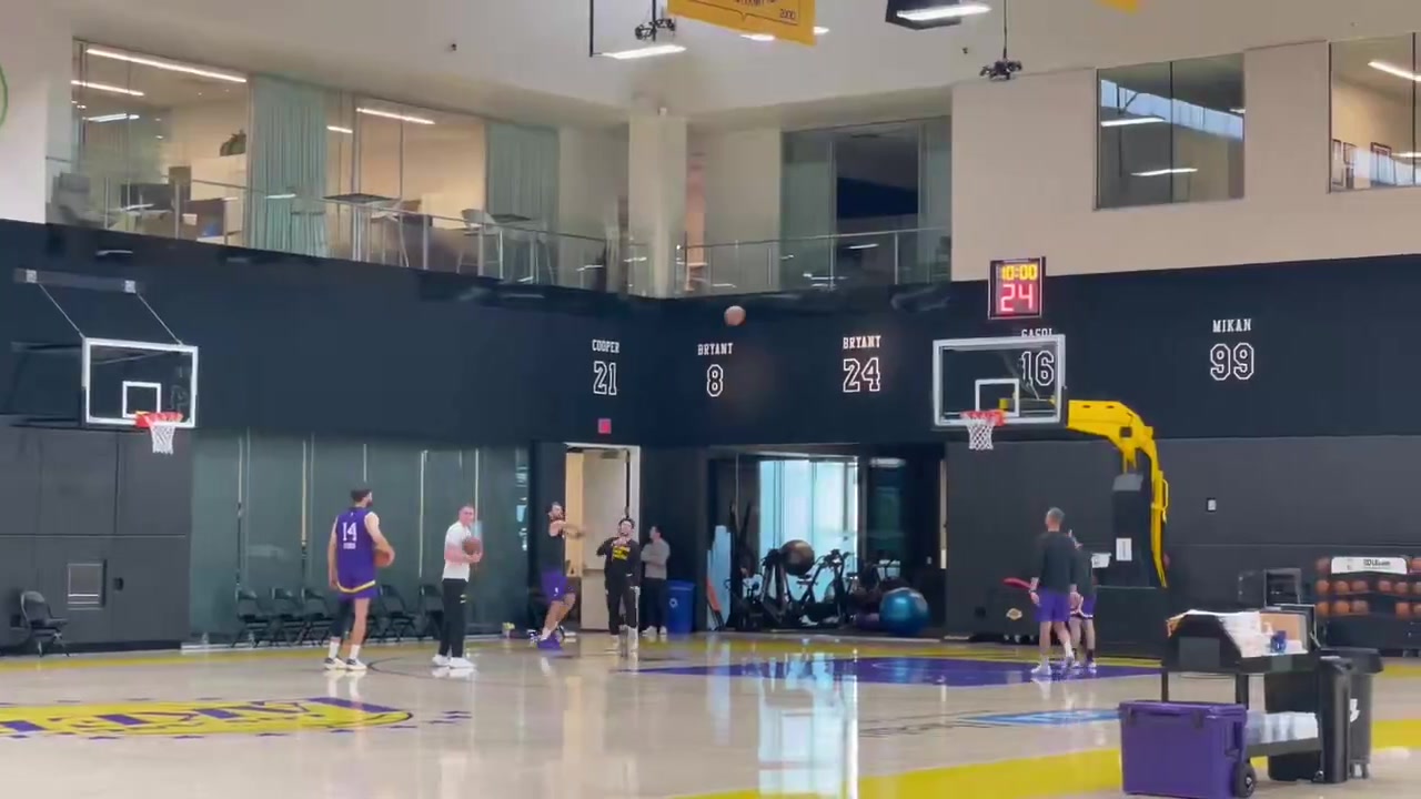 感觉还得休一阵东契奇最新投篮训练，感觉腿还不敢发力啊！