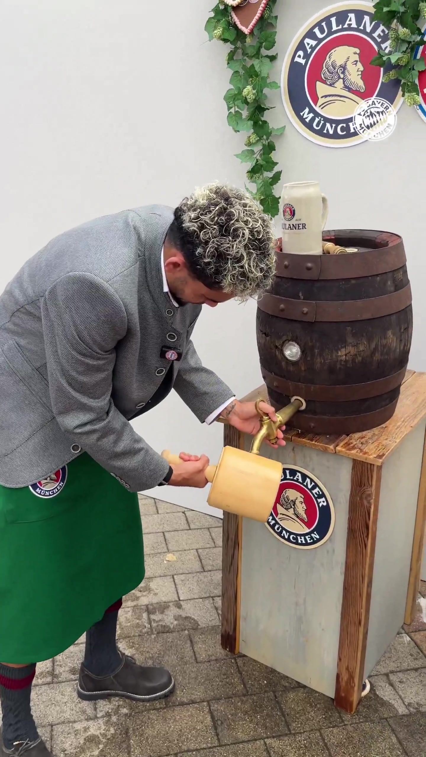 拜仁“开桶惨案”！迪亚斯一锤下去，酒桶秒变“高压水枪”