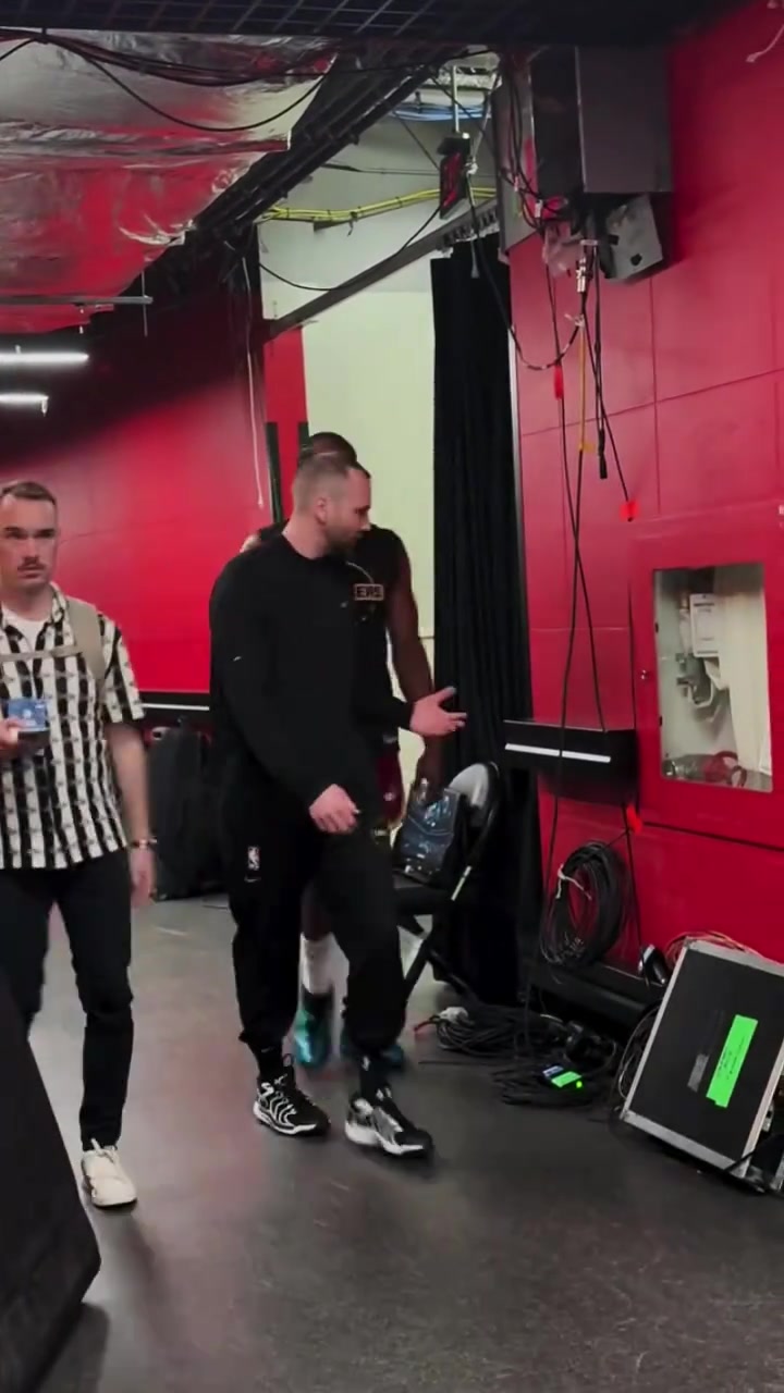 无间道？骑士惨败猛龙～哈登返更衣室时差点被工作人员带偏了