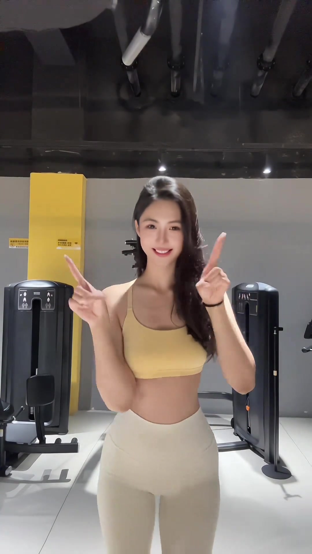 腰好细啊！女篮运动员卓识晒在健身房跳手操舞视频