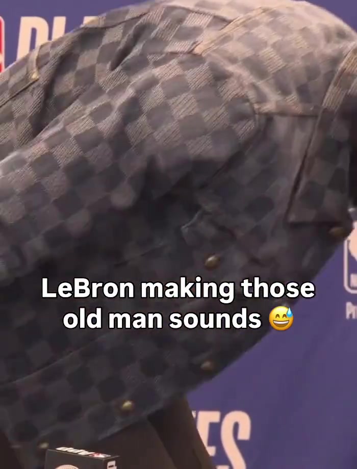 老头累坏！詹姆斯赛后采访结束费劲起身+感叹 记者也笑了