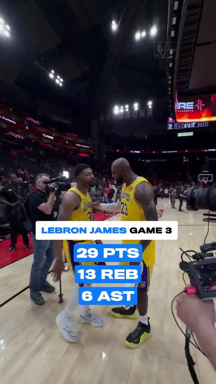 这人气！赛后采访球员早走光 詹姆斯退场还大批球迷两边等待他