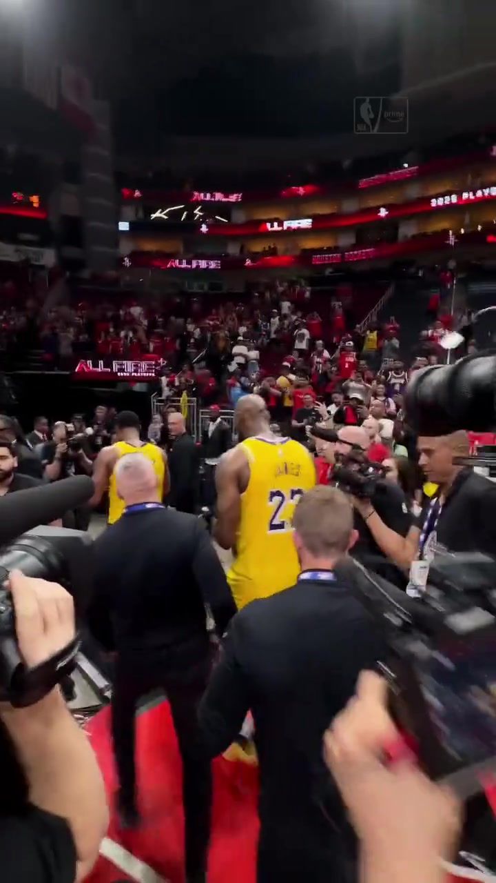 这人气！赛后采访球员早走光 詹姆斯退场还大批球迷两边等待他