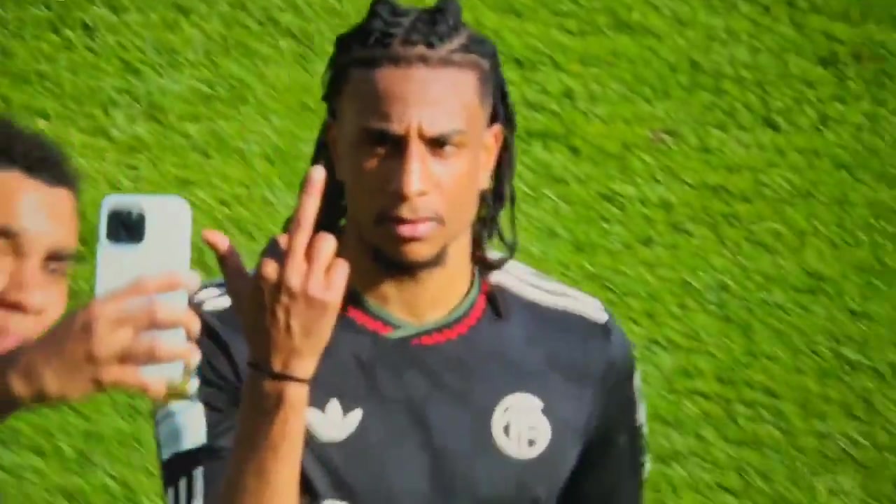 赛后穆西亚拉找奥利塞合影时遭怒送中指