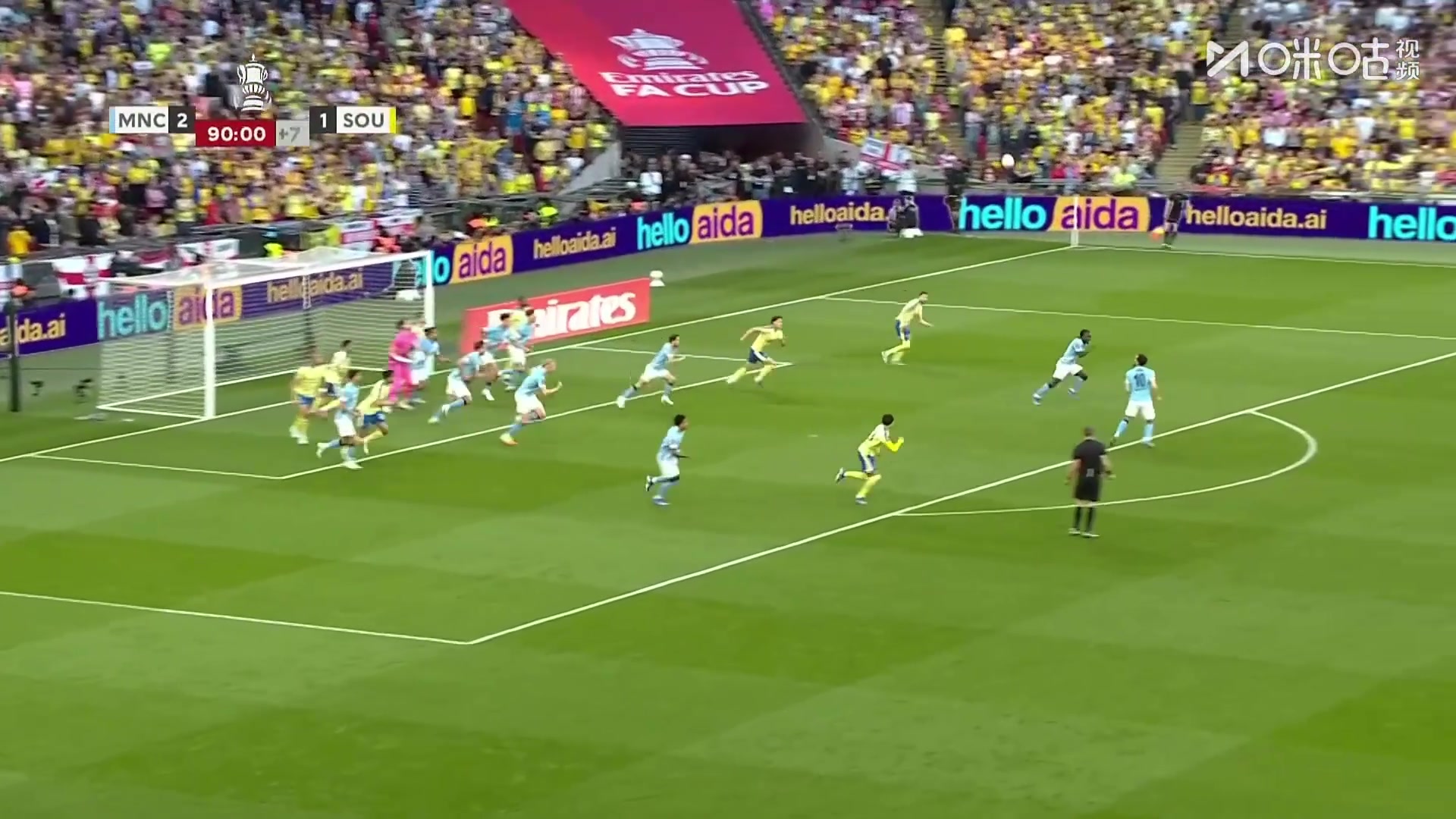 这不进啊！南安普顿门将出击送空门，萨维尼奥推空门被挡出