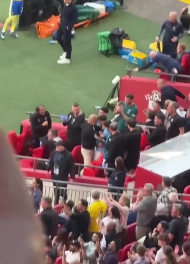 啥意思？尼科攻入世界波后，瓜迪奥拉跑向赖因德斯送上拥抱