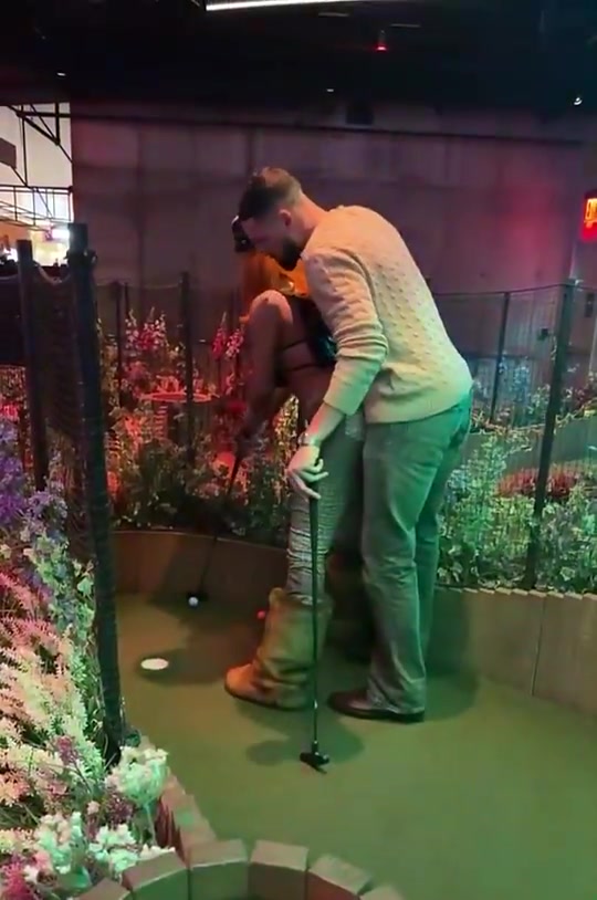 克莱被锤出轨！克莱此前在马冬梅身后教她打高尔夫疯狂秀恩爱