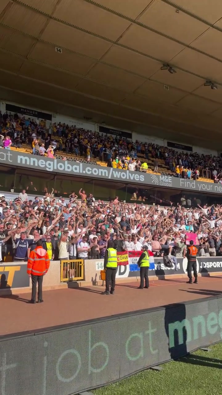 夸张！远征客场的热刺球迷！一眼望去观众席也都是白色！