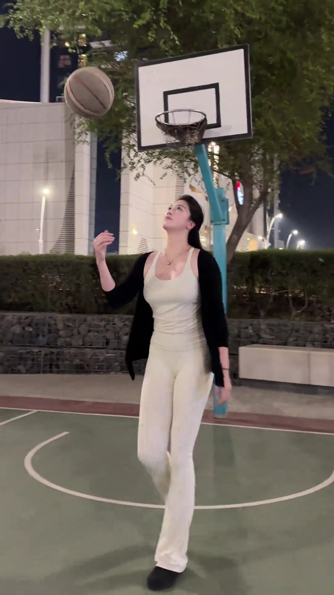 这身材太顶了 谁防得住珠圆玉润的野球场肘姐啊