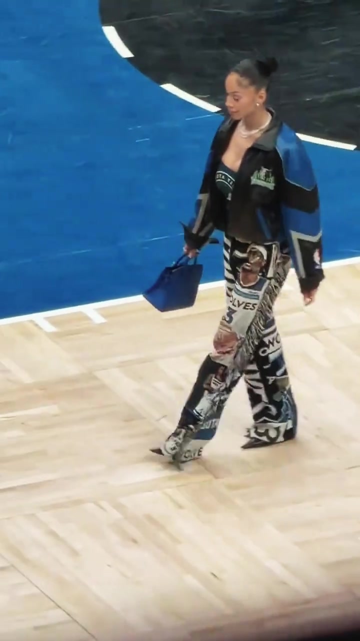 赛场变T台?麦克丹尼尔斯女友球场走猫步..