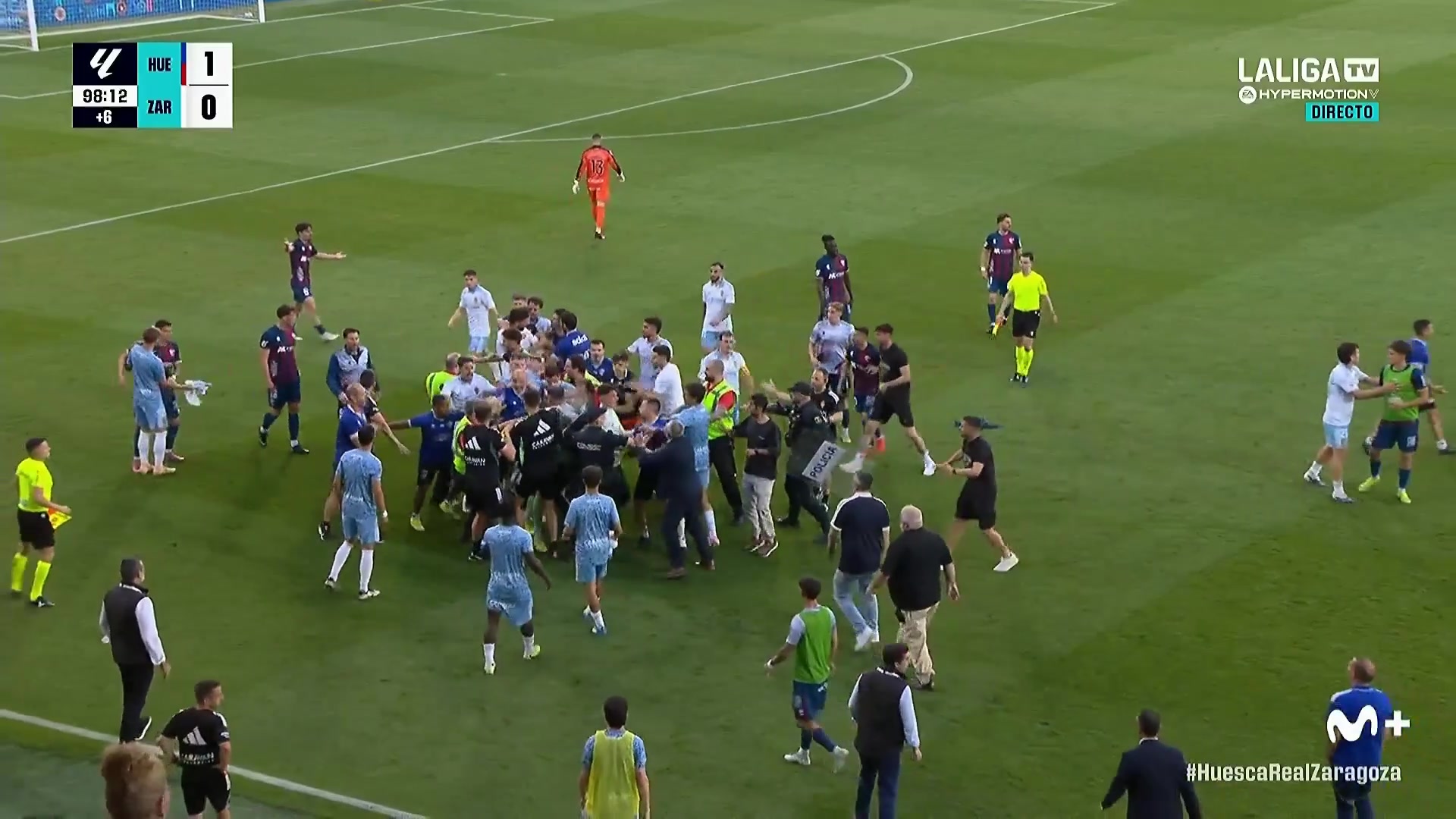 西乙赛场惊现暴力一幕！萨拉戈萨门将染红后挥拳猛击韦斯卡后卫