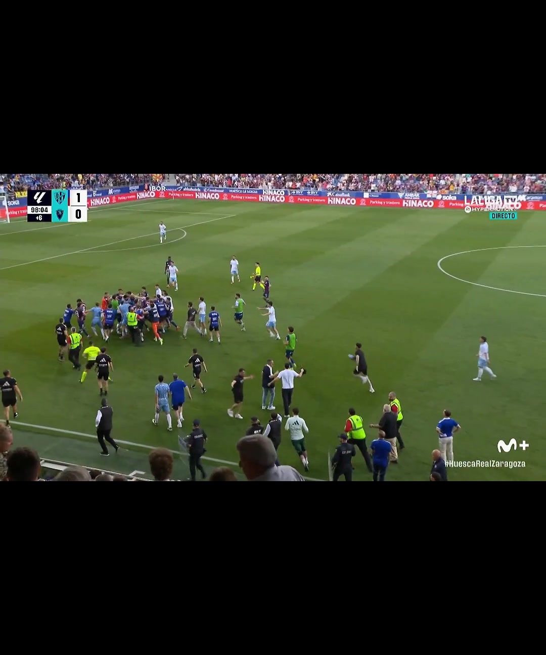 西乙赛场突发冲突！门将染红后情绪失控，一记重拳击倒韦斯卡后卫