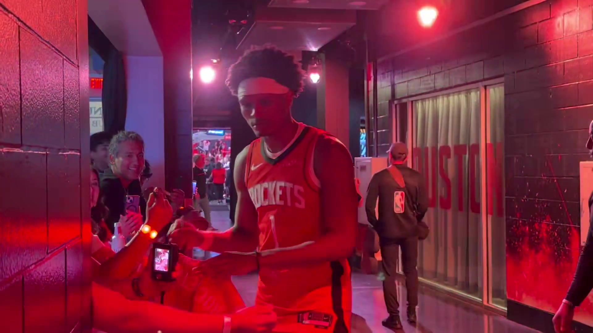 扳回一城！火箭全队从球员通道离场！球迷很兴奋但球员仍面色凝重