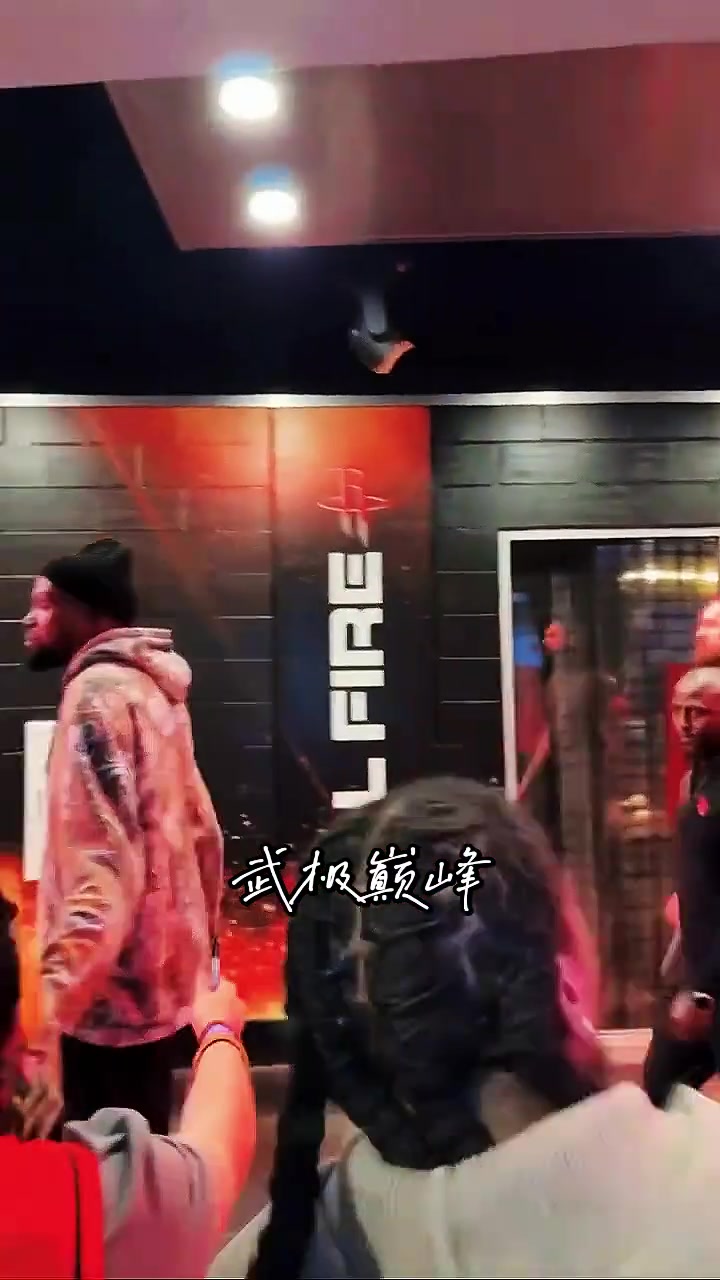 “火箭大胜湖人～杜兰特赛后离场走出了3比1的气势”...