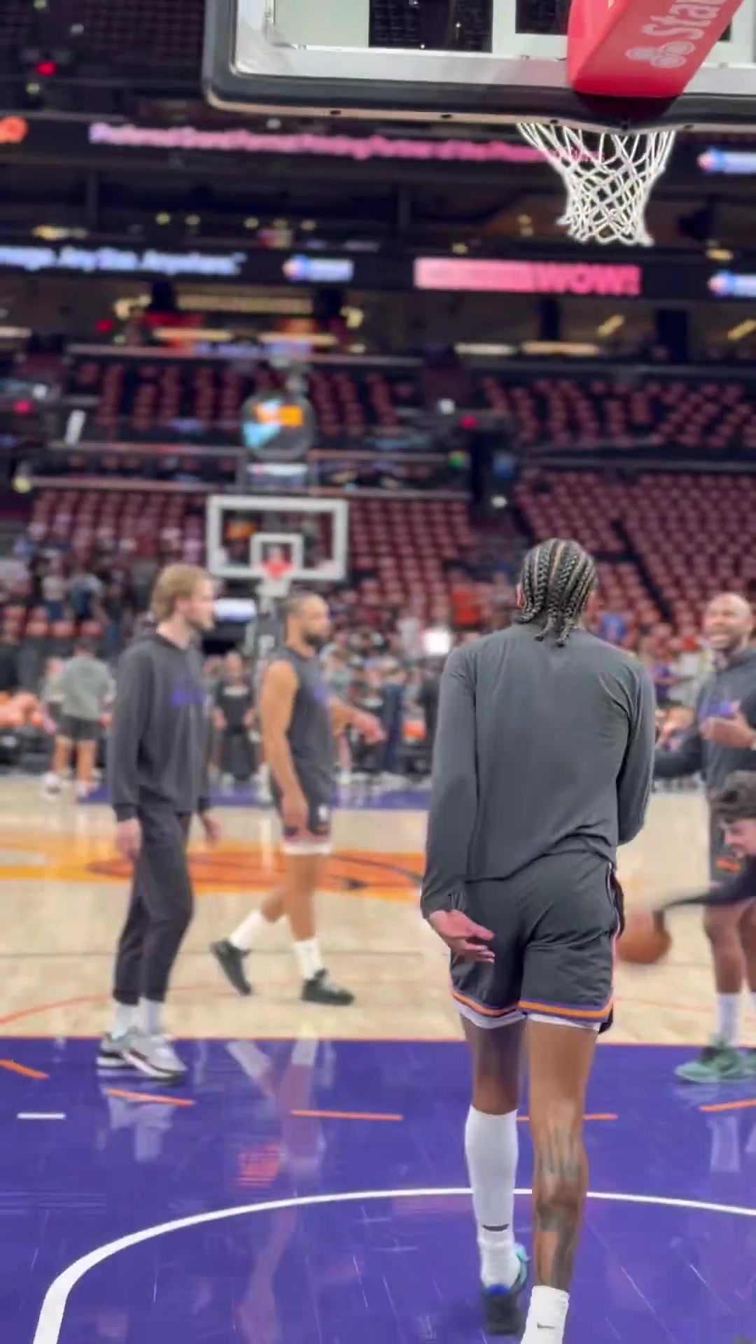 卧槽帅哦！杰伦·格林赛前在狄龙的注视下上演单臂360扣篮！