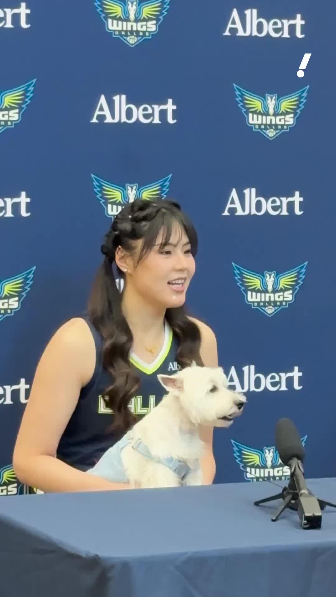 小宝越来越美了李月汝带了1只可爱小狗出席球队媒体日~