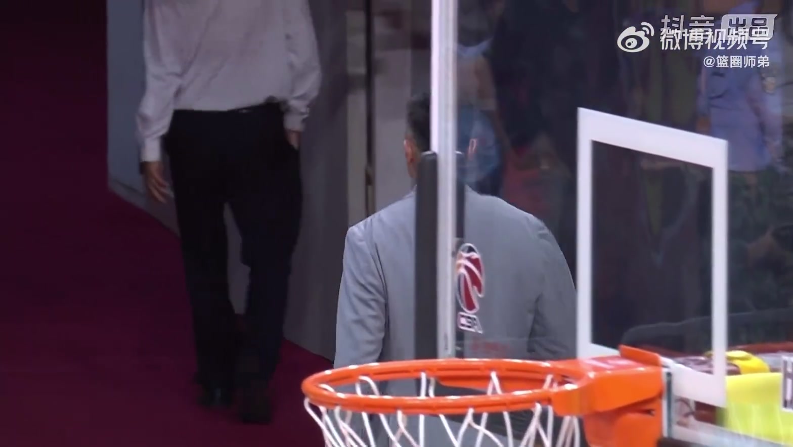 郭艾伦解说时打趣杜锋：杜指导走了，生气了，走道儿都是横着走的