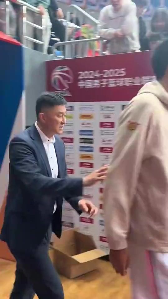 徐昕此前在广东时想和球迷击掌，被杜锋拽开：先打球，击什么掌