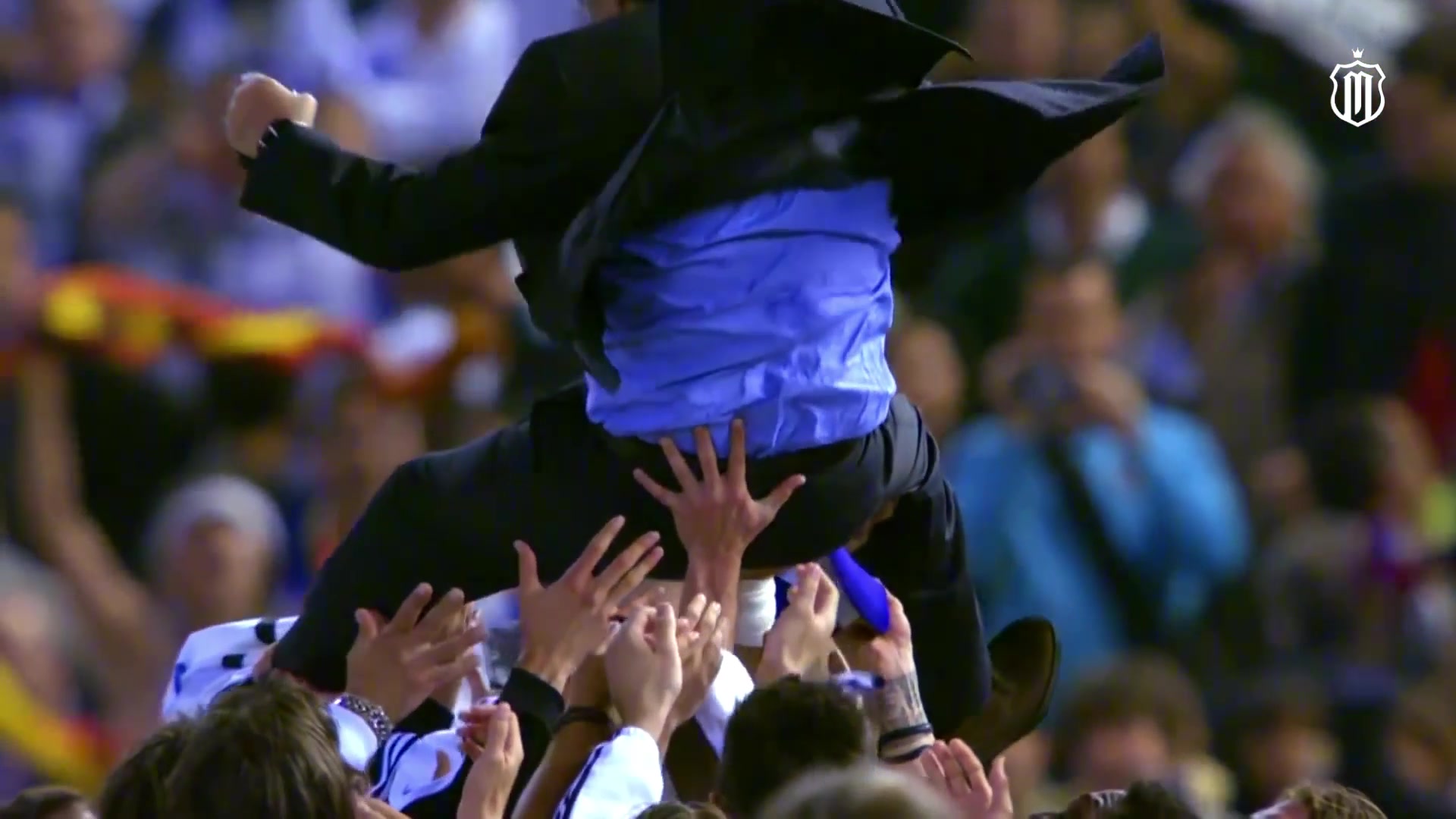 无敌❗️穆帅当年率皇马西甲100分+国王杯夺冠，被抛起+跪谢