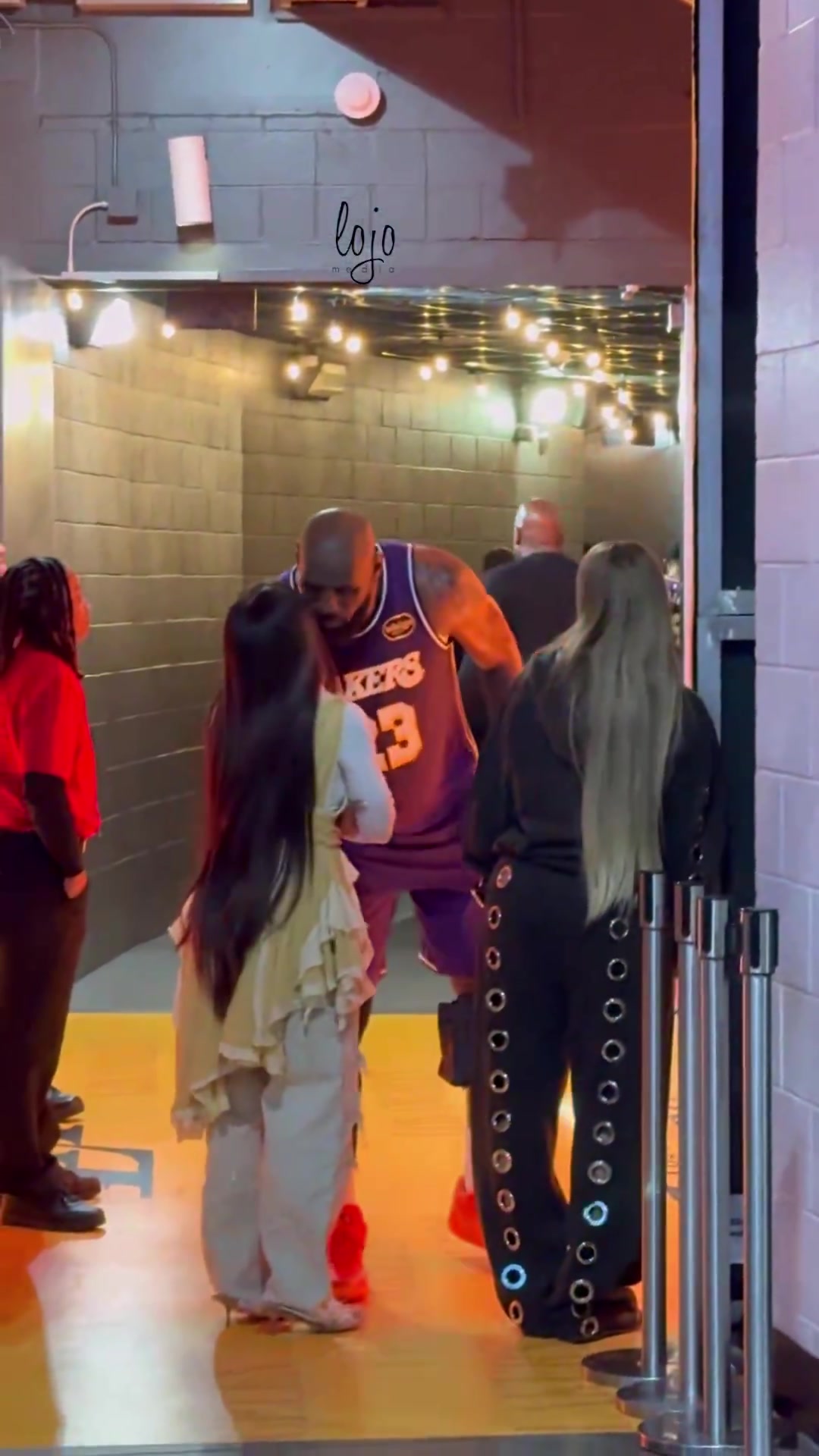 要回休斯敦打G6了！老詹赛后与老婆、女儿待了一会~