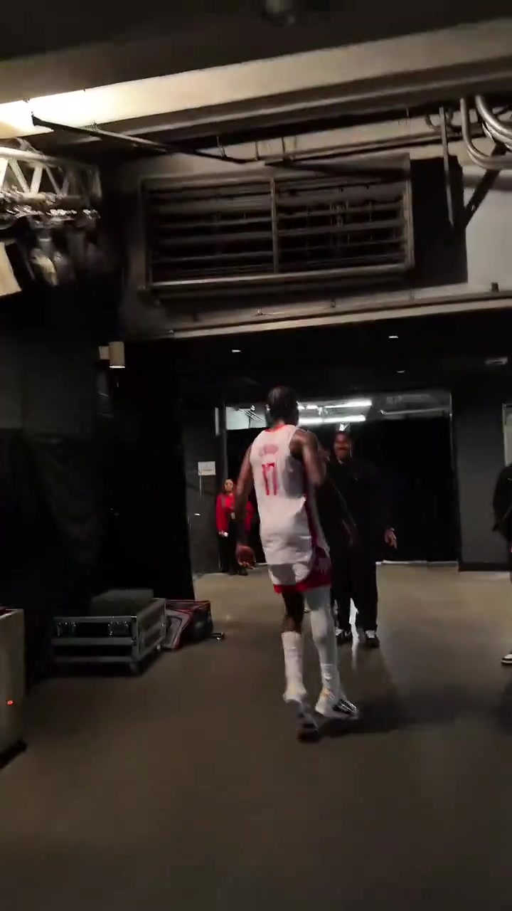 士气正旺！火箭赢下G5！赛后退场时候球员们士气大涨！