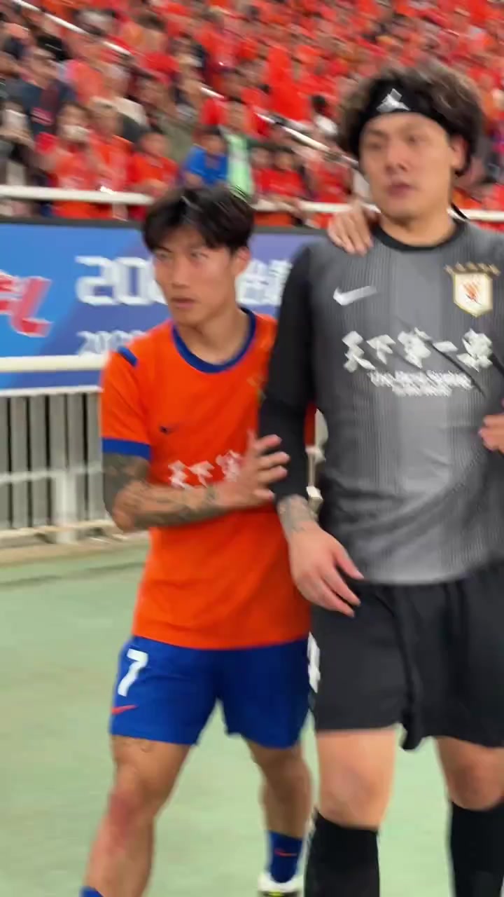 怎么回事？赛后谢场，疑似王大雷与球迷发生一些不愉快