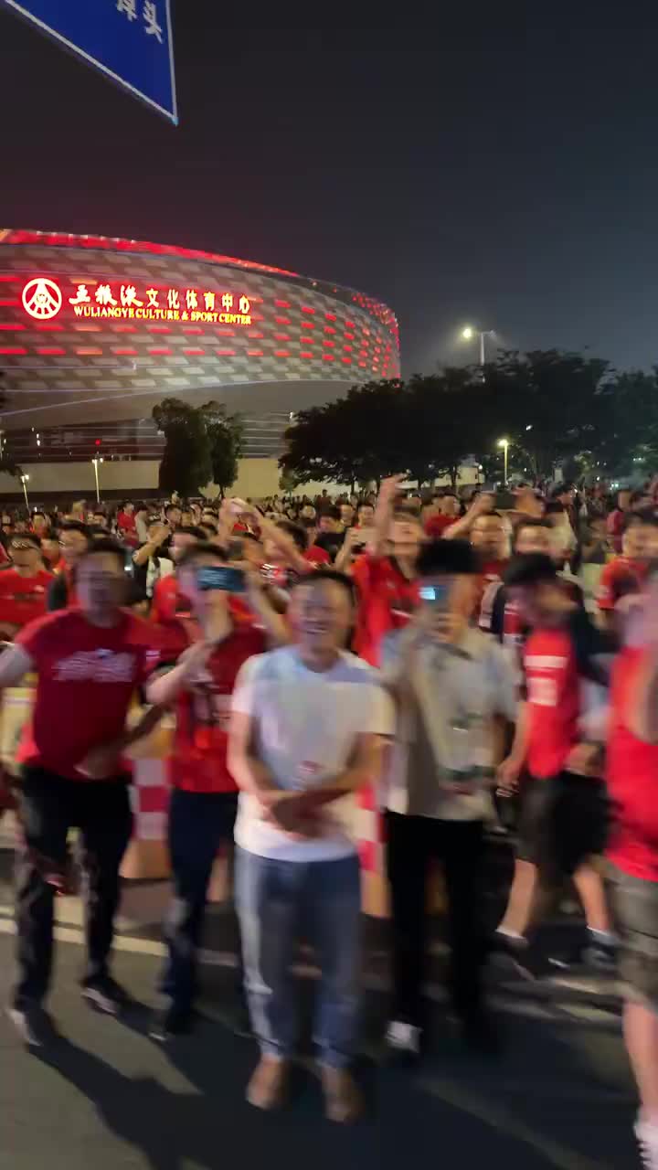 不和谐！河南远征球迷发视频，遭成都球迷泼水+骂“建业CNM”