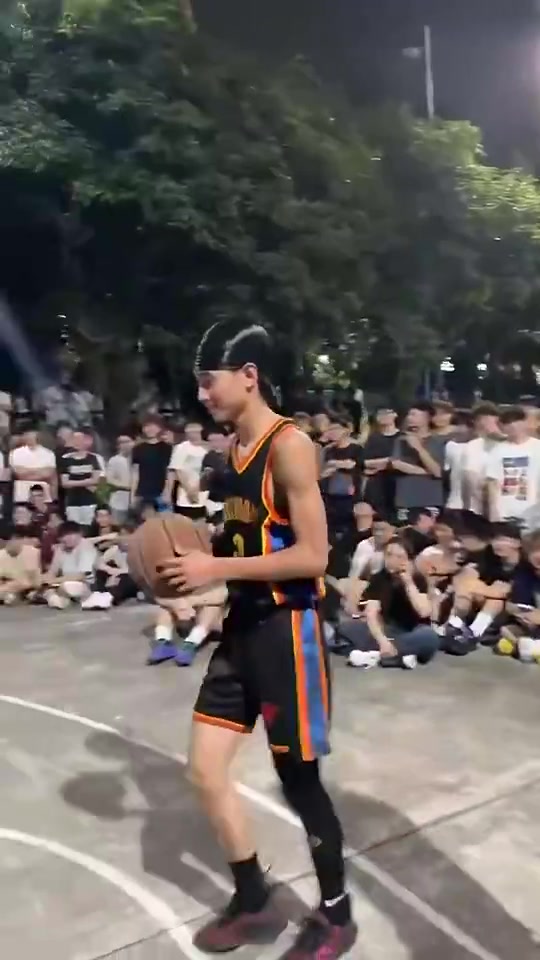 太搞了一哥们搞笑模仿SGA造犯规！火到外网都在转发