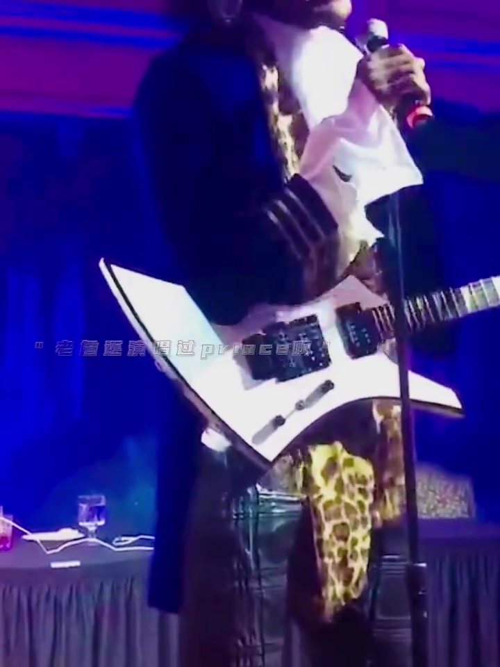 致敬偶像！名场面：詹姆斯15年万圣节曾扮过Prince！