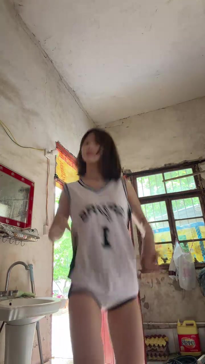 这身材和舞姿真是相当火辣!马刺女球迷热舞庆祝晋级西决!