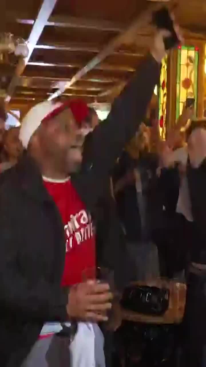 阿森纳酒吧“炸”了！这就是枪迷们等待22年后的感受！