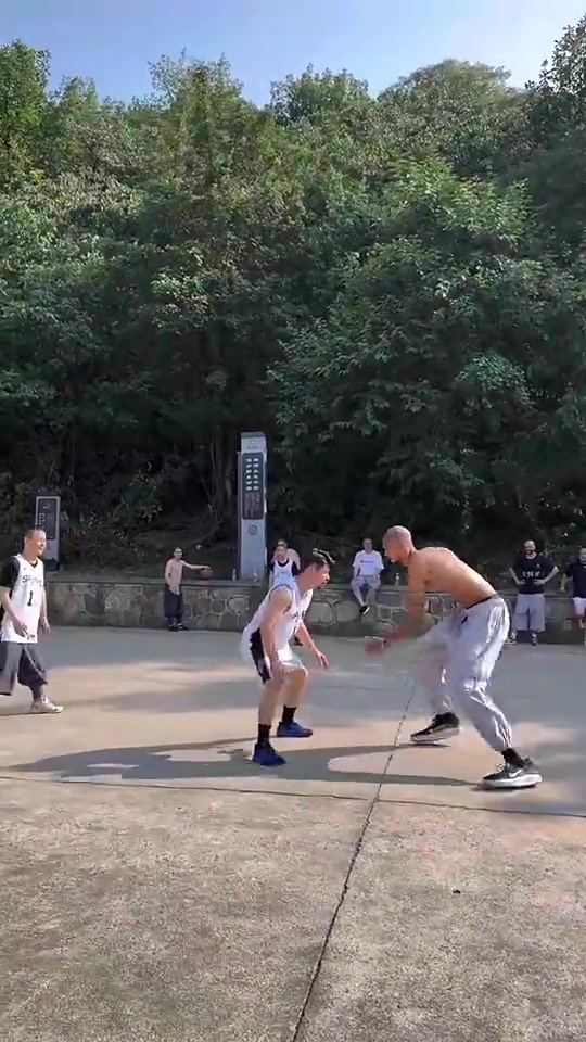 文班去年休赛期光着膀子在少林寺打球，这身体谁看了不震撼？