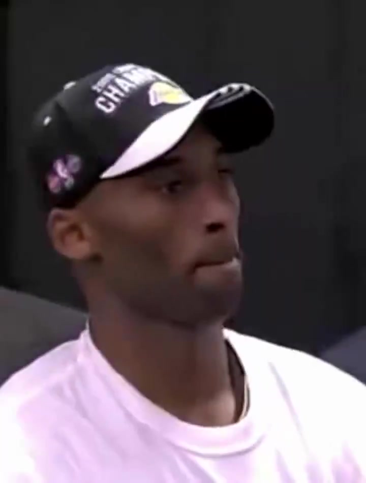 09年NBA西部冠军的颁奖仪式，湖人全队面无表情，神情凝重