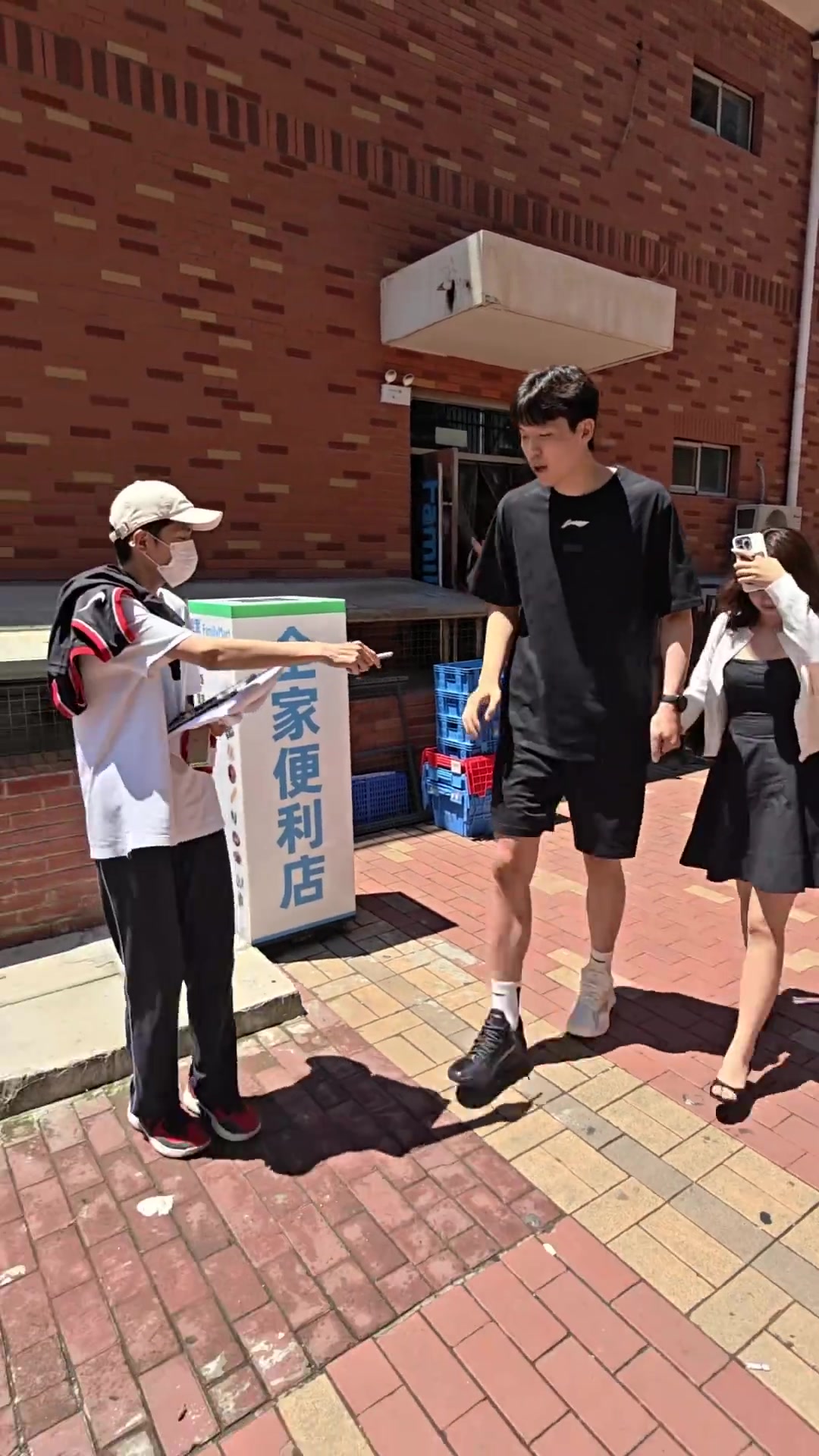 杨瀚森昨日在北京携女友参加活动,婉拒了球迷签名&合影的请求