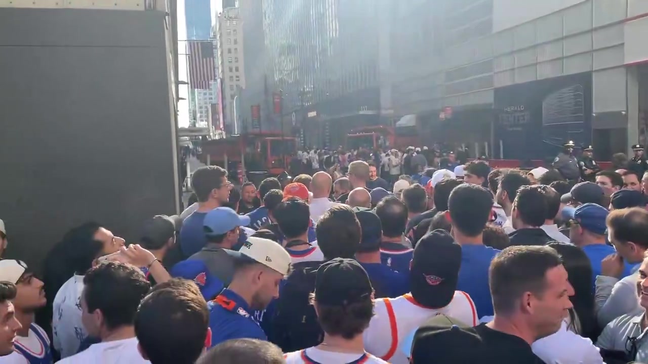 太惨了！花1万刀买票的纽约球迷 1小时前进场密麻排成长龙