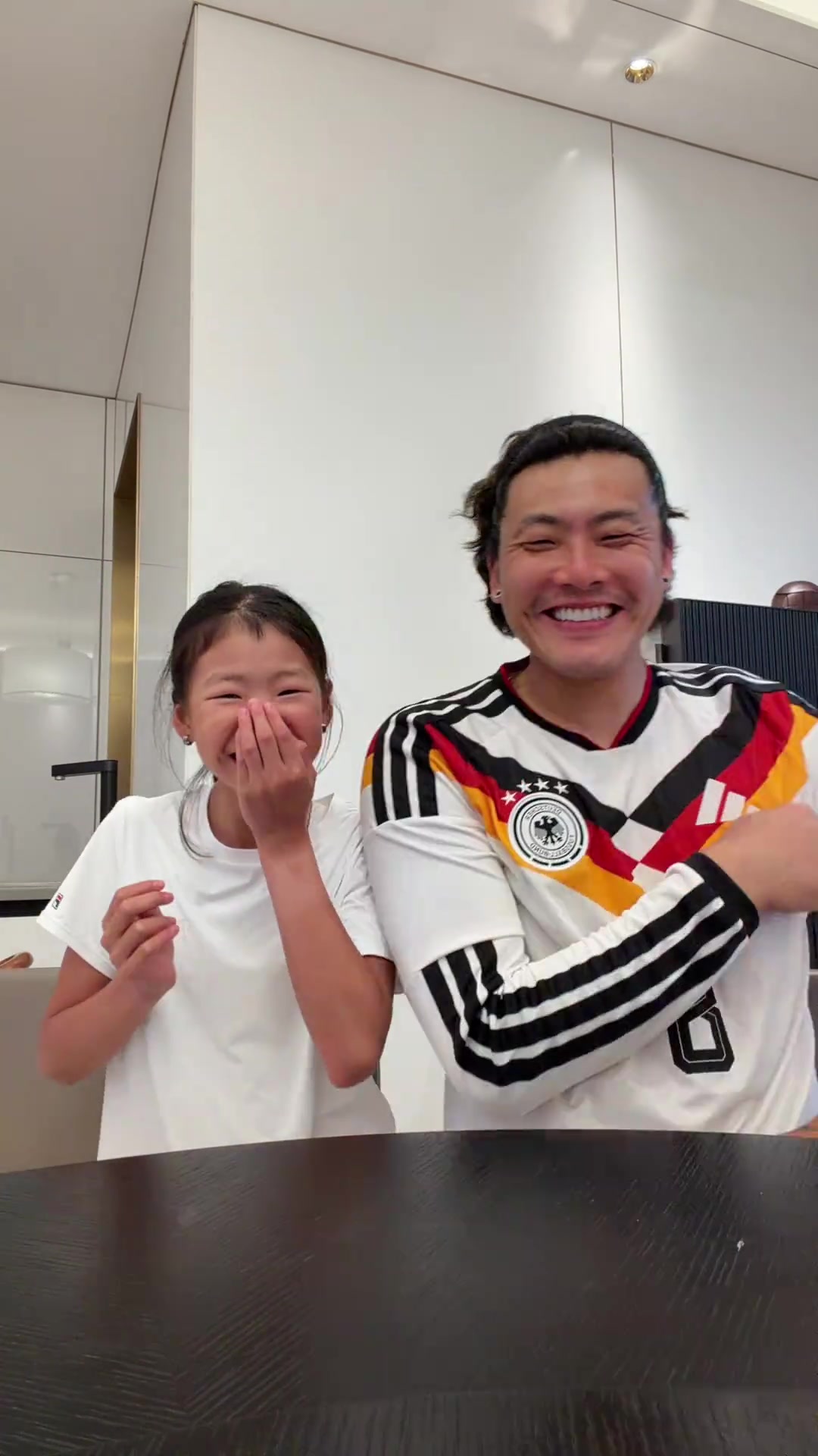 简直太像了！王大雷身穿德国队8号球衣和女儿一起做手势舞