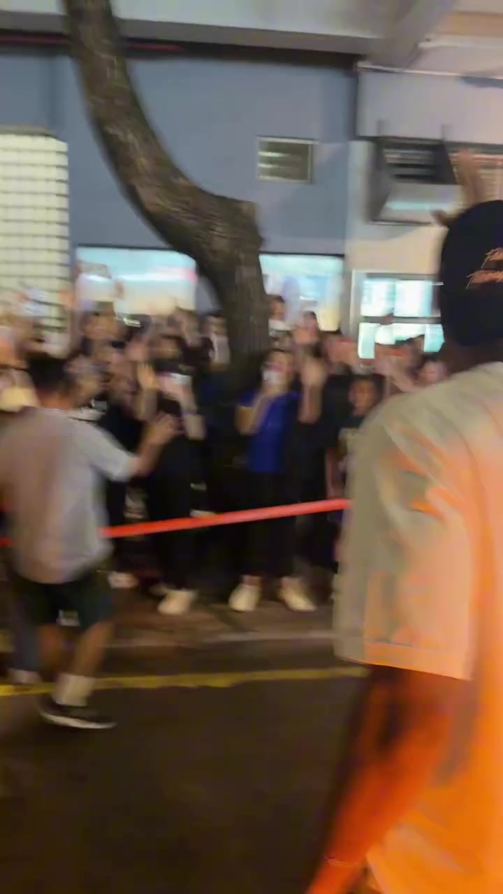 这人气真是杠杠滴！字母哥中国行去到香港，与大批球迷互动！