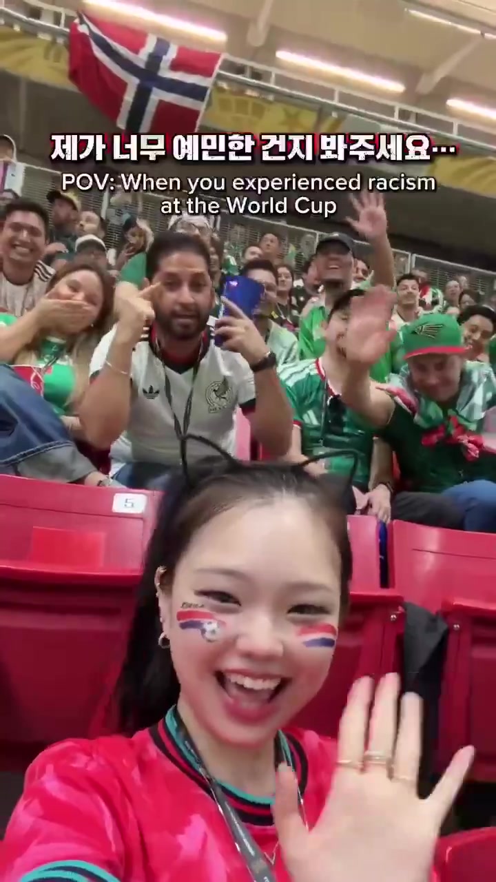 笑容消失！韩国小姐姐开心合影，结果遭到墨西哥当地球迷种族歧视