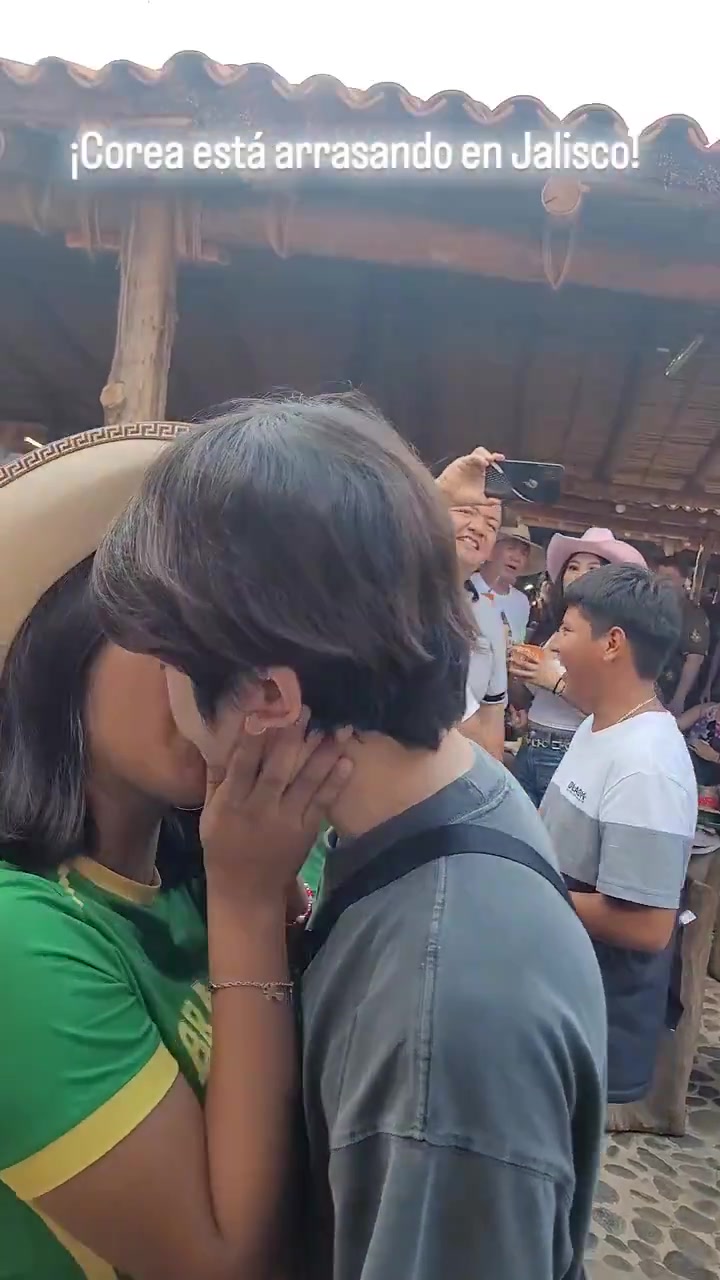 当众接吻！韩国男球迷和墨西哥女球迷之间的事已经失控