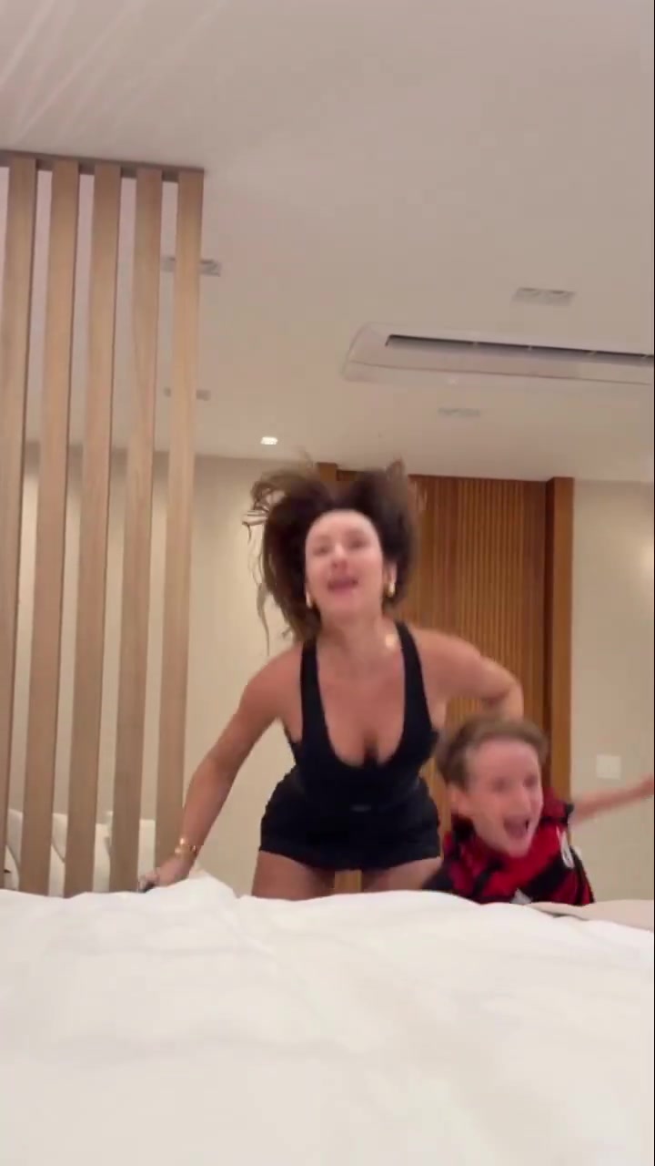 这娘们儿真是虎啊！若日尼奥老婆晒带娃日常